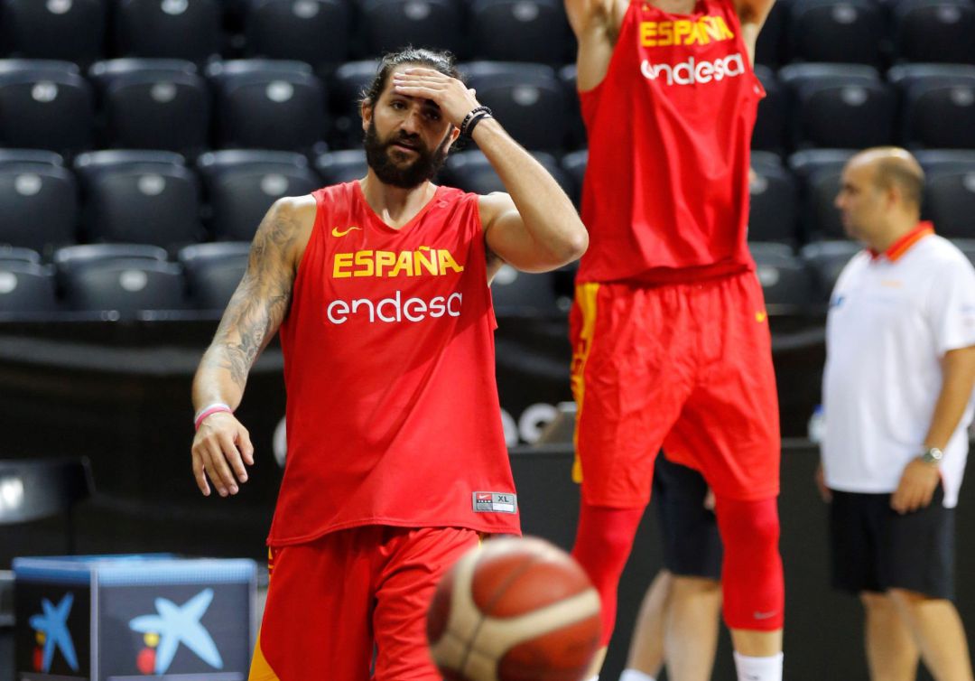 Los jugadores de la selección española de baloncesto Ricky Rubio (i) y Víctor Claver lanzan a canasta. Los jugadores de la selección española de baloncesto Ricky Rubio (i) y Víctor Claver lanzan a canasta.