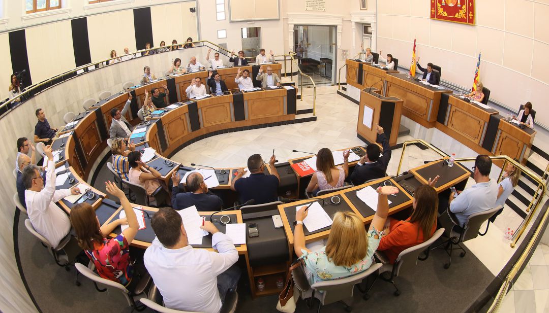 La mayoría de PP y Ciudadanos ha dado el visto bueno al reparto de asesores en la Diputación en el pleno extraordinario de organización celebrado este viernes. La mayoría de PP y Ciudadanos ha dado el visto bueno al reparto de asesores en la Diputación en el pleno extraordinario de organización celebrado este viernes.