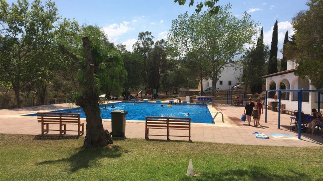 Benissa instala una plataforma de acceso en la piscina del Collao