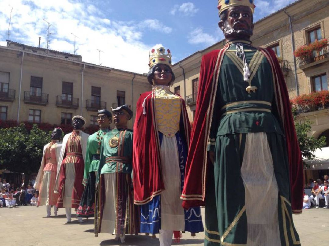 Las seis parejas centenarias de Tafalla en una de sus actuaciones Las seis parejas centenarias de Tafalla en una de sus actuaciones