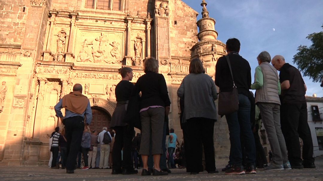 Grupo de turistas frente a la Capilla de 'El Savador' Grupo de turistas frente a la Capilla de 'El Savador'