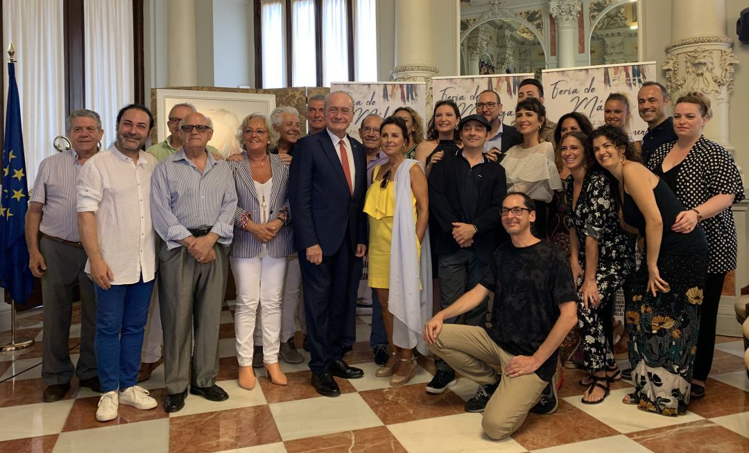 El alcalde, Francisco de la Torre, y la concejala de Fiestas, Teresa Porras, en la presentación de las actuaciones de la Feria de Málaga 2019. El alcalde, Francisco de la Torre, y la concejala de Fiestas, Teresa Porras, en la presentación de las actuaciones de la Feria de Málaga 2019.
