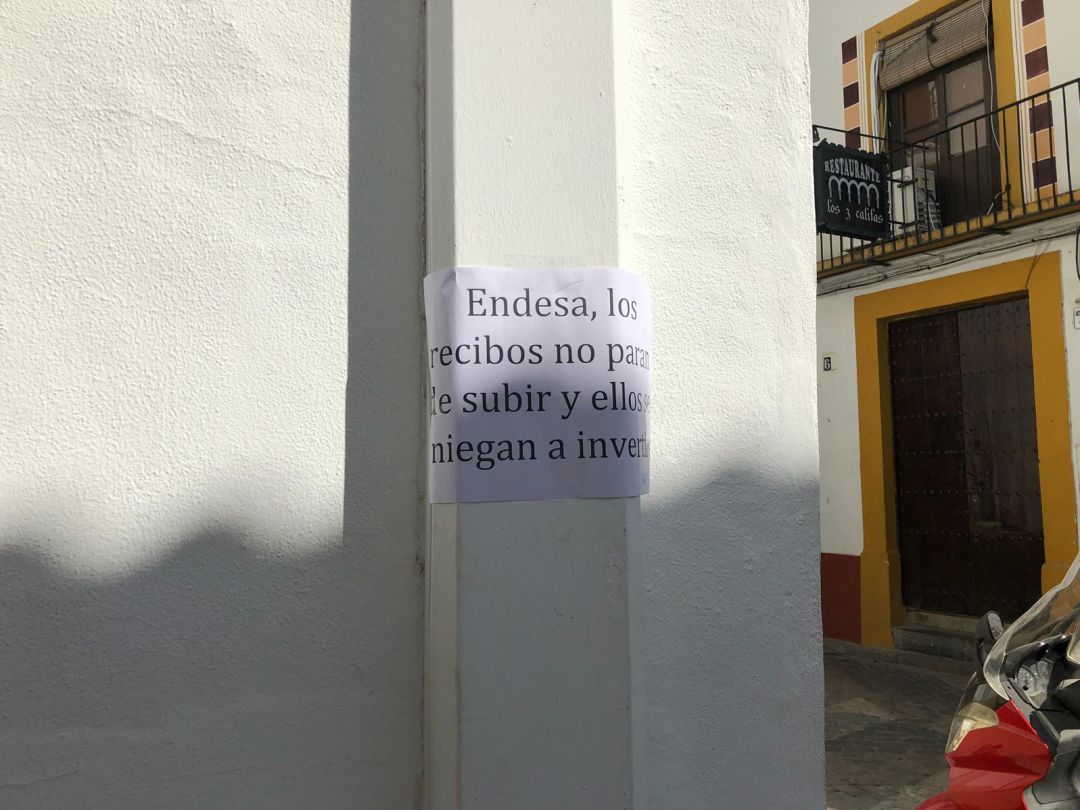 Carteles con los que los vecinos y comerciantes del Casco Histórico protestan por los cortes de suministro en la zona. Carteles con los que los vecinos y comerciantes del Casco Histórico protestan por los cortes de suministro en la zona.