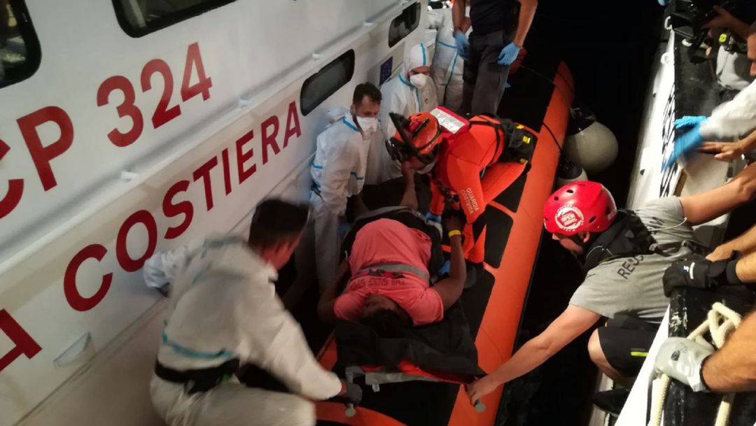 Evacuadas dos mujeres embarazadas del barco de Open Arms en el Mediterráneo Evacuadas dos mujeres embarazadas del barco de Open Arms en el Mediterráneo