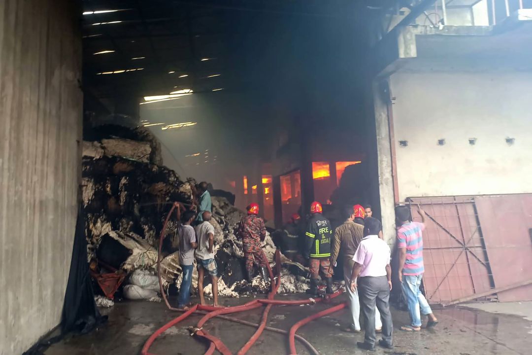 Fuego en una fábrica textil de Bangladesh. Fuego en una fábrica textil de Bangladesh.