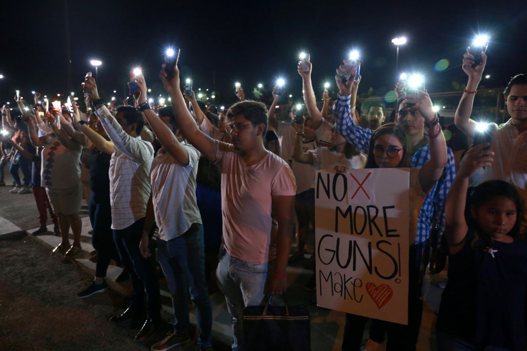 Vecinos de El Paso se manifiestan en contra de los tiroteos Vecinos de El Paso se manifiestan en contra de los tiroteos