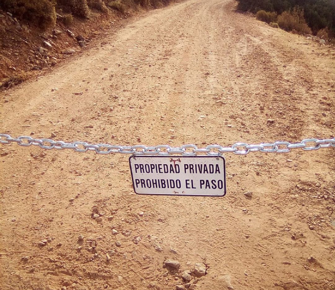 Camino público cortado Camino público cortado