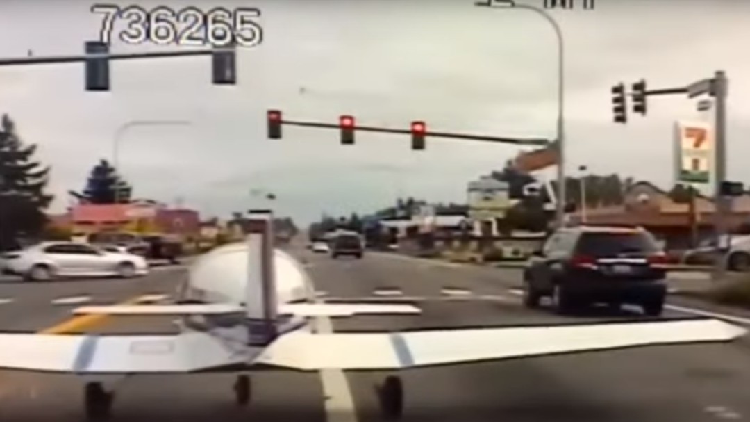 El espectacular aterrizaje de emergencia de una avioneta sobre una concurrida carretera