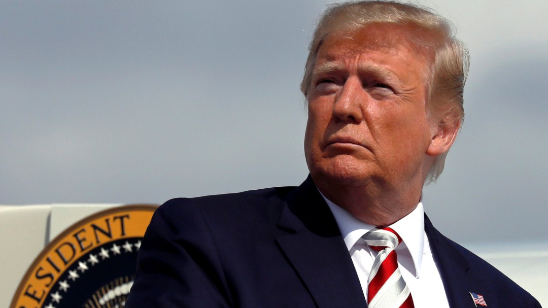 Trump propone un mayor control de armas y culpa a los medios de la violencia en el país