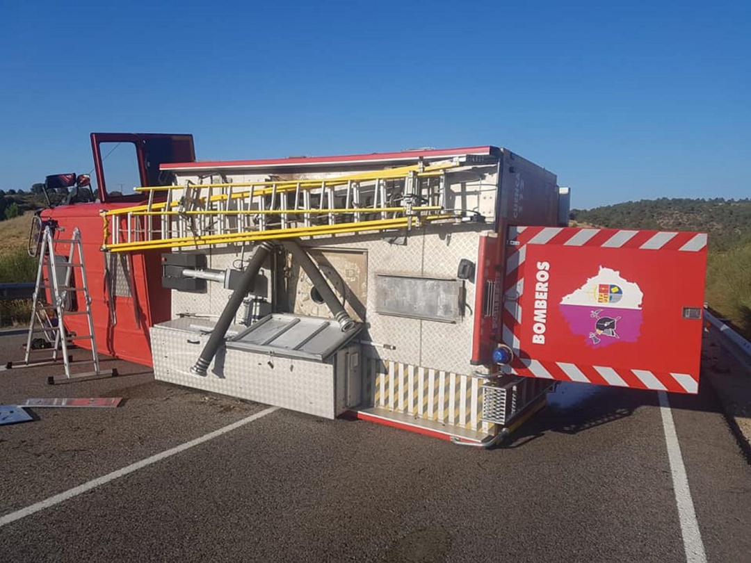 Vuelco de un camión de bomberos del parque de Motilla del Palancar Vuelco de un camión de bomberos del parque de Motilla del Palancar
