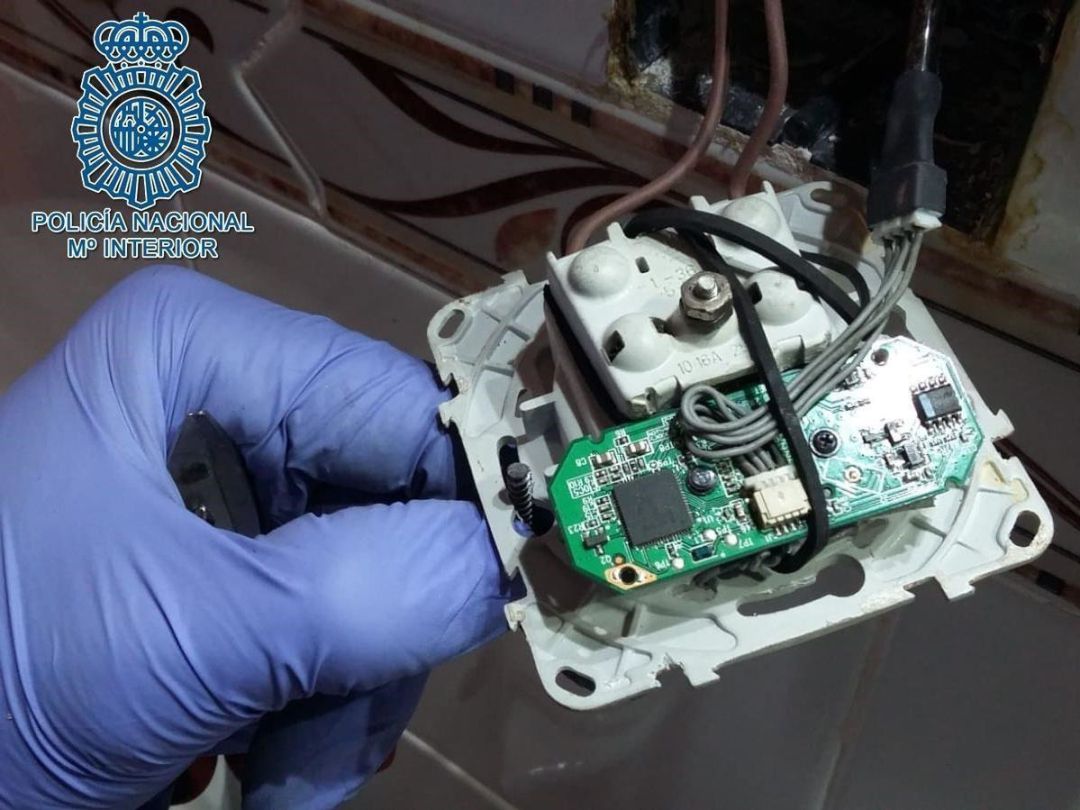 Éste es el aspecto de uno de los discos duros intervenidos por la Policía. El dispositivo guardaba miles de fotos y vídeos con imágenes de pederastia. Éste es el aspecto de uno de los discos duros intervenidos por la Policía. El dispositivo guardaba miles de fotos y vídeos con imágenes de pederastia.