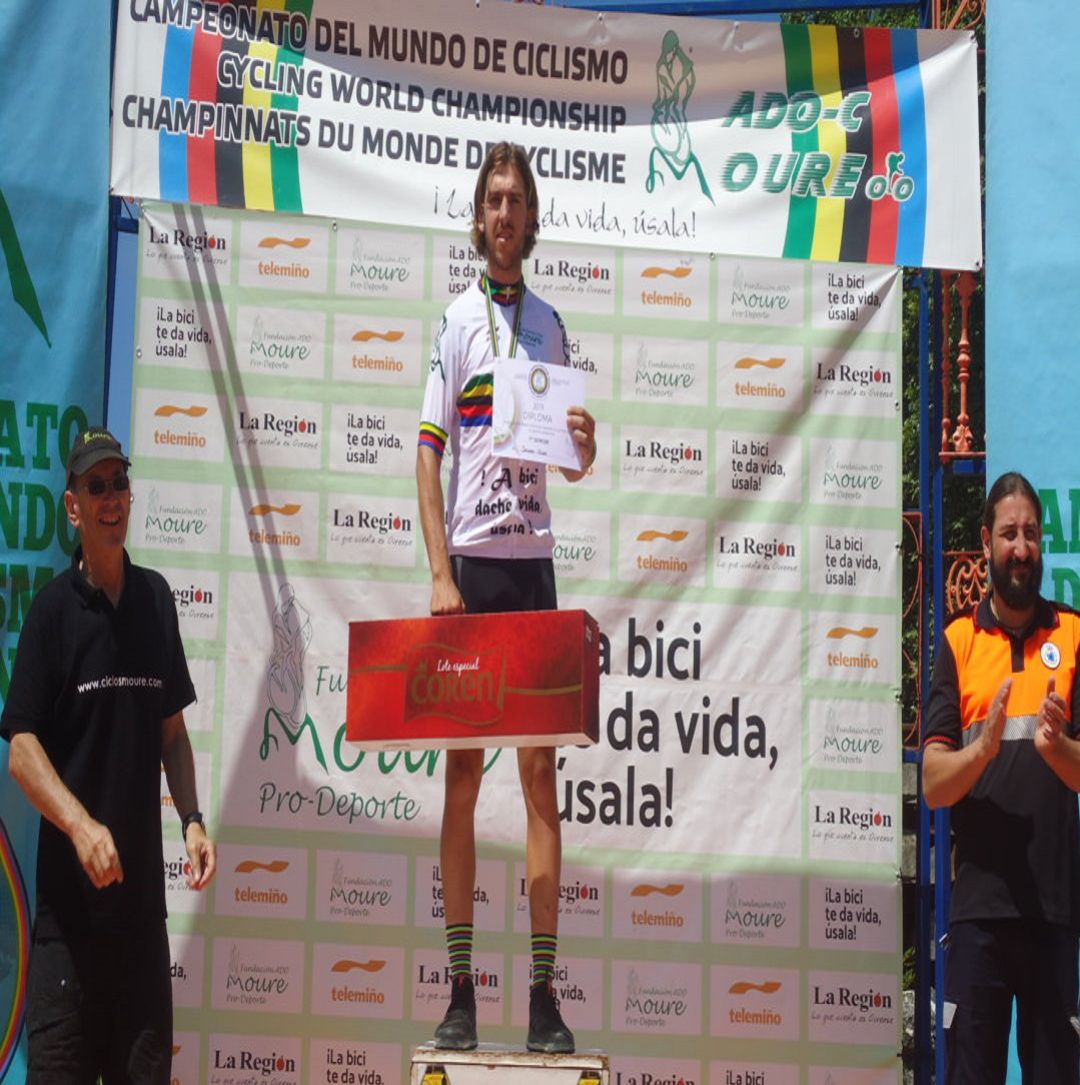 En la meta se presentaron Jacobo Ucha alzando los brazos, escoltado por su compañero de equipo José Pedro En la meta se presentaron Jacobo Ucha alzando los brazos, escoltado por su compañero de equipo José Pedro