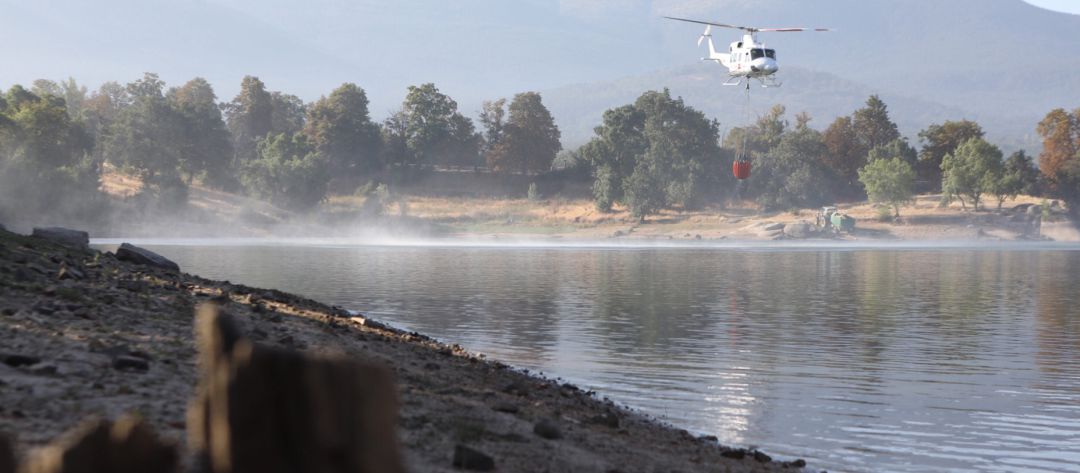Prosiguen los trabajos de extinción del incendio en la Sierra del Guadarrama de Segovia Prosiguen los trabajos de extinción del incendio en la Sierra del Guadarrama de Segovia