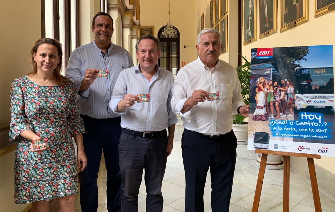 El concejal de Movilidad, José del Río, posa con una de las tarjetas especiales de feria. El concejal de Movilidad, José del Río, posa con una de las tarjetas especiales de feria.