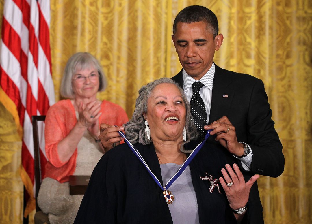 Toni Morrison, recibiendo la Medalla de la Libertad de manos del entonces presidente de EEUU, Barack Obama, en mayo de 2012. Toni Morrison, recibiendo la Medalla de la Libertad de manos del entonces presidente de EEUU, Barack Obama, en mayo de 2012.