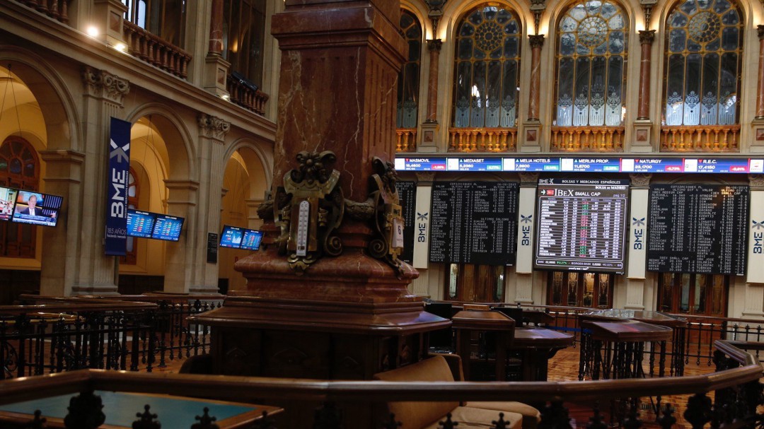 La Bolsa española pierde 0,89% y los 8.700 puntos por la debilidad Wall Street