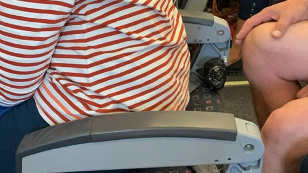 Easy Jet pide borrar una imagen de una pasajera que viaja sin respaldo