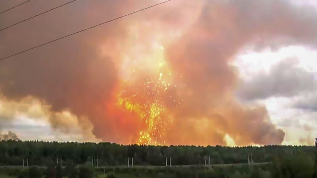 Miles de personas evacuadas por la explosión de un arsenal militar en Siberia