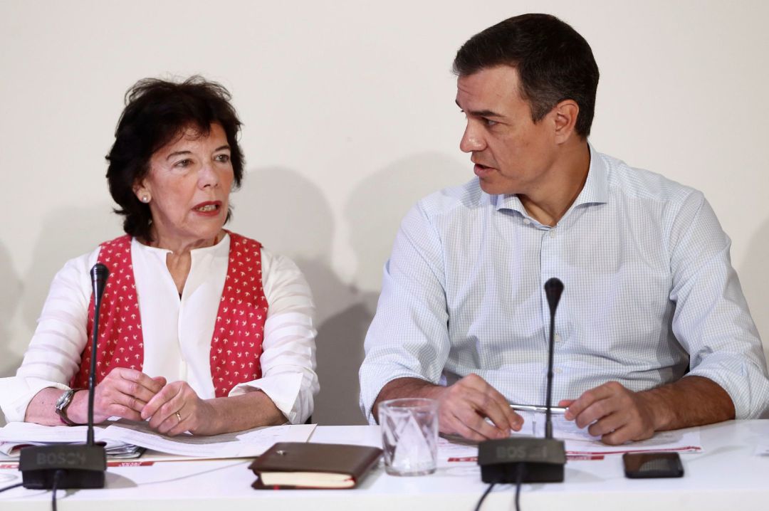 El presidente del gobierno en funciones Pedro Sánchez, y la ministra de Educación Isabel Celaá, durante su reunión con organizaciones del tercer sector, de la comunidad educativa y de la España despoblada, esta mañana en Madrid. El presidente del gobierno en funciones Pedro Sánchez, y la ministra de Educación Isabel Celaá, durante su reunión con organizaciones del tercer sector, de la comunidad educativa y de la España despoblada, esta mañana en Madrid.