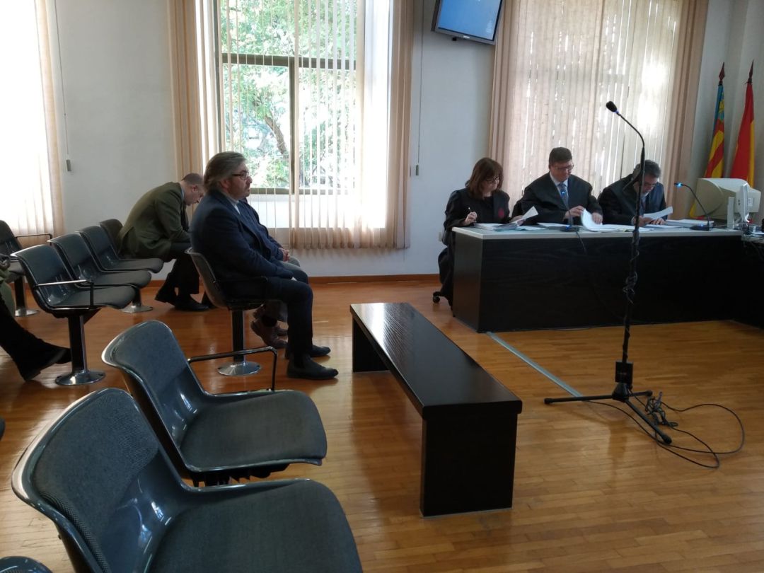 Javier Sendra, sentado en el banquillo durante una sesión del juicio por la muerte de un joven en las fiestas locales de Planes de mayo de 2012. Javier Sendra, sentado en el banquillo durante una sesión del juicio por la muerte de un joven en las fiestas locales de Planes de mayo de 2012.