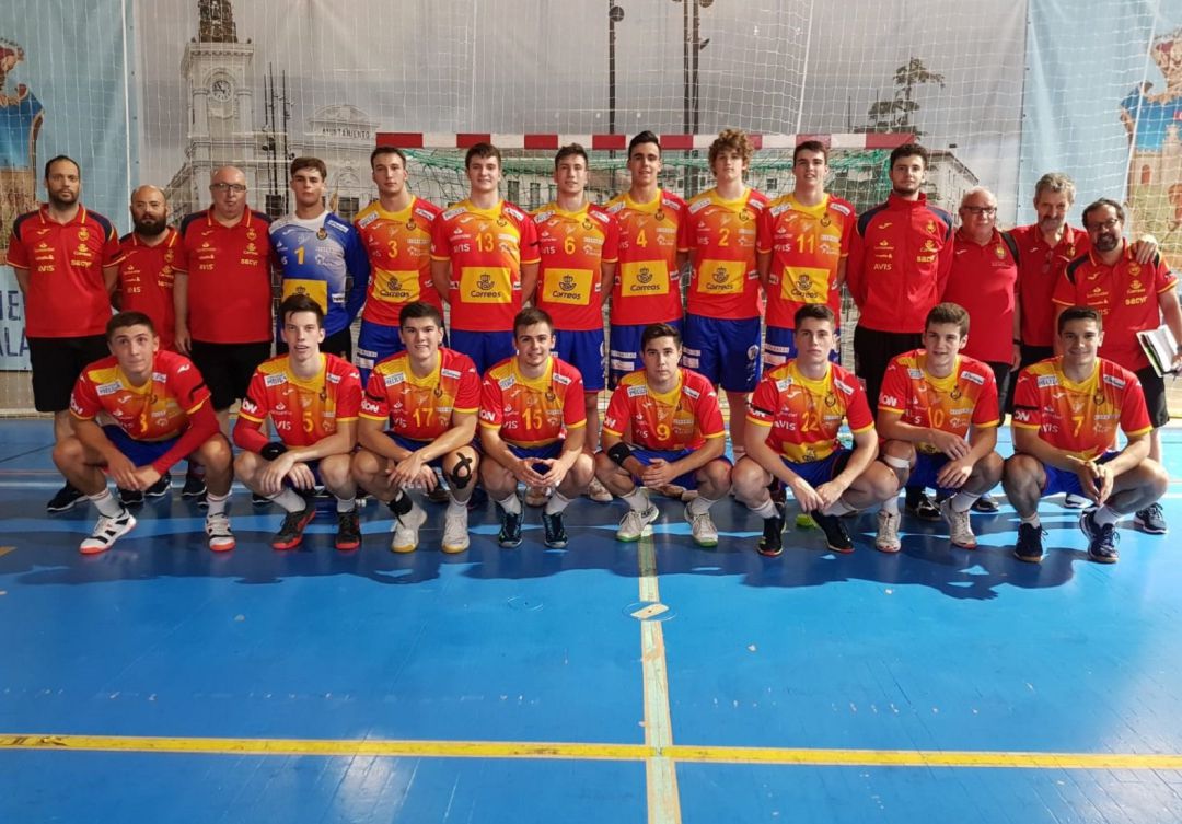 El entrenador asturiano, Alberto Suárez (arriba, 3º por la izq) junto al combinado de los 'Hispanos' juveniles que disputan el Mundial en Macedonia. El entrenador asturiano, Alberto Suárez (arriba, 3º por la izq) junto al combinado de los 'Hispanos' juveniles que disputan el Mundial en Macedonia.