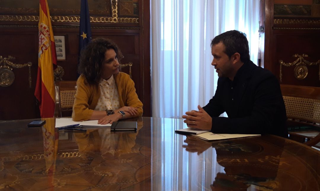 La ministra de Hacienda en funciones, María Jesús Montero, y el alcalde de Jaén, Julio Millán. La ministra de Hacienda en funciones, María Jesús Montero, y el alcalde de Jaén, Julio Millán.