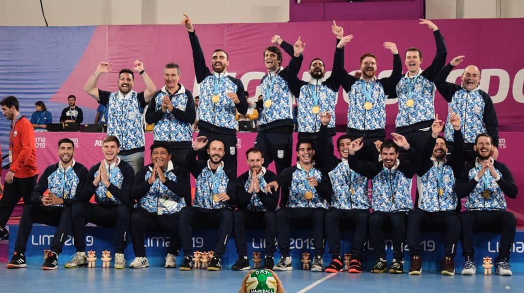 Manolo Cadenas y los internacionales argentinos celebran la medalla de oro Manolo Cadenas y los internacionales argentinos celebran la medalla de oro