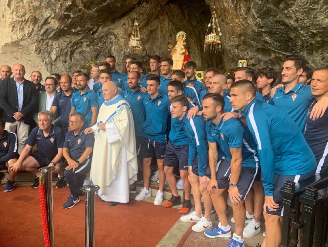 Plantilla, cuerpo técnico y directiva del Sporting en la basílica de Covadonga. Plantilla, cuerpo técnico y directiva del Sporting en la basílica de Covadonga.