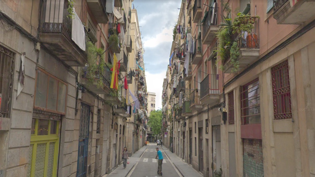 Asalta a una mujer de 87 años en silla de ruedas para robarle el collar en Barcelona