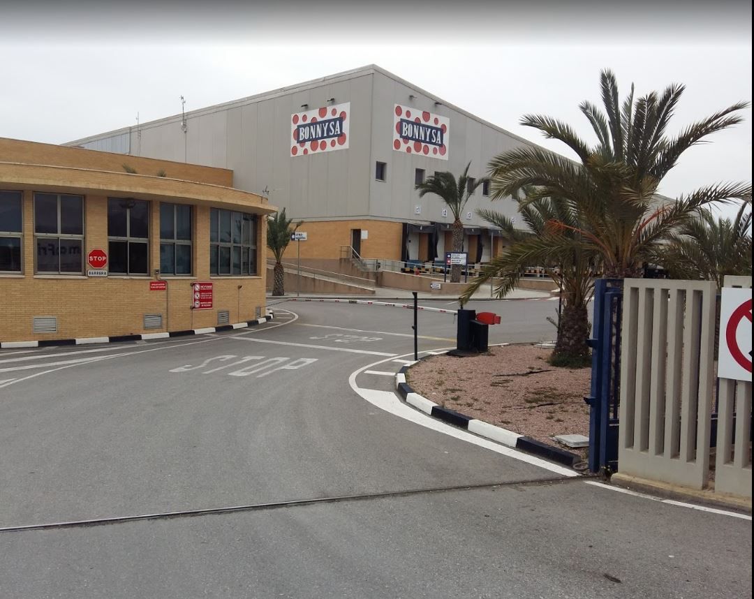 Entrada de la empresa tomatera Bonnysa, donde falleció la víctima en su primer día de trabajo. Entrada de la empresa tomatera Bonnysa, donde falleció la víctima en su primer día de trabajo.