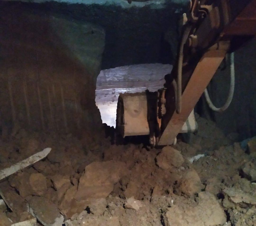 Detalle de los trabajos que ayer martes hicieron que se juntasen las dos rampas necesarias para el soterramiento de las vías Detalle de los trabajos que ayer martes hicieron que se juntasen las dos rampas necesarias para el soterramiento de las vías