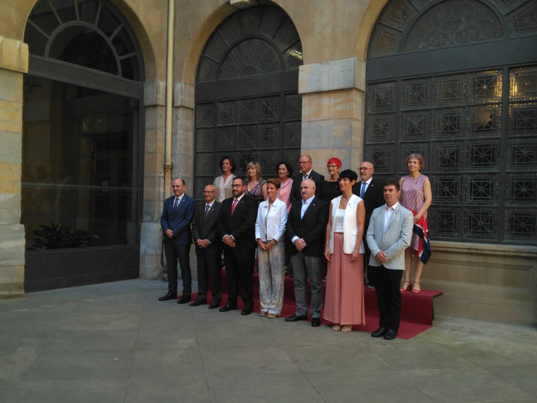 Foto de familia de los trece consejeros del Gobierno de Navarra Foto de familia de los trece consejeros del Gobierno de Navarra