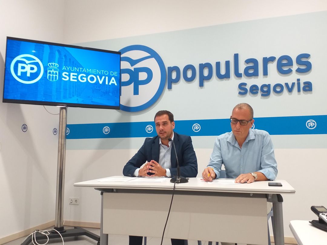 El portavoz Pablo Pérez y el concejal popular José Luis Huertas, exponen distintos asuntos sobre el periodo medio de pago del Ayuntamiento de Segovia El portavoz Pablo Pérez y el concejal popular José Luis Huertas, exponen distintos asuntos sobre el periodo medio de pago del Ayuntamiento de Segovia