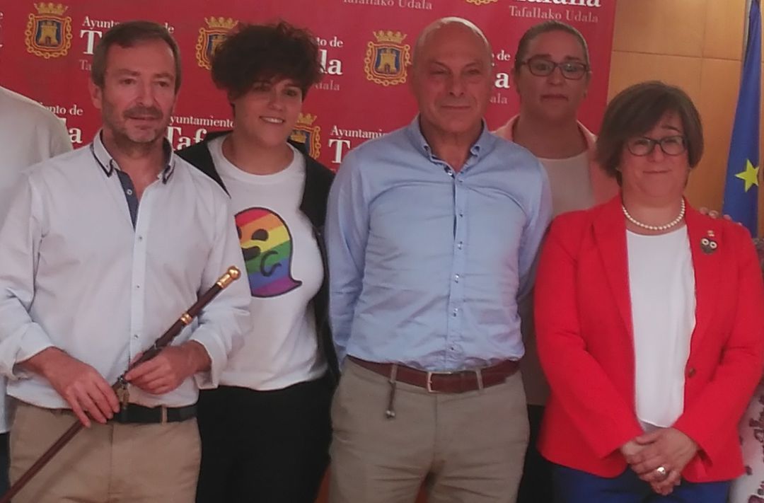 Los tres concejales socialistas junto al alcalde y la concejala Juango de IT Los tres concejales socialistas junto al alcalde y la concejala Juango de IT