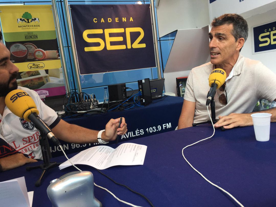 Juan Ramón López Muñiz pasó por el stand de SER Gijón en la Feria de Muestras. Juan Ramón López Muñiz pasó por el stand de SER Gijón en la Feria de Muestras.