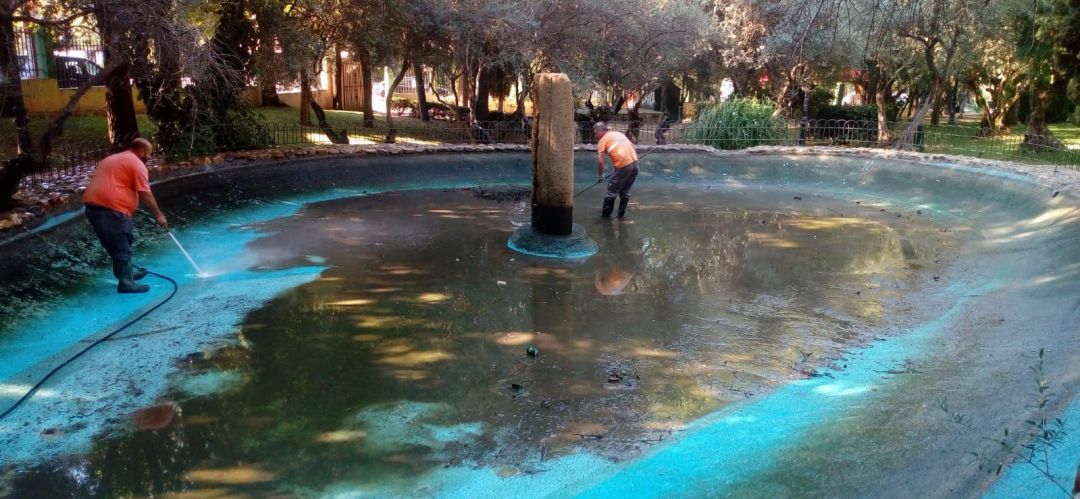 Operarios limpiando el contaminado estanque del Parque de los Olivos de Algete Operarios limpiando el contaminado estanque del Parque de los Olivos de Algete