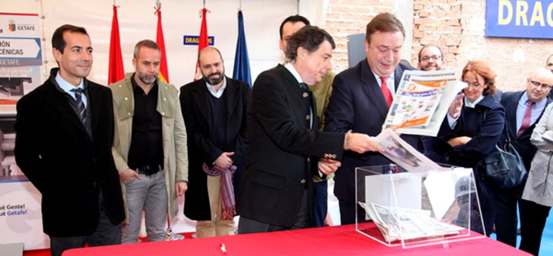 Juan Soler y el ex presidente madrileño Ignacio González colocando la primera piedra de la reforma del antiguo teatro Juan Soler y el ex presidente madrileño Ignacio González colocando la primera piedra de la reforma del antiguo teatro