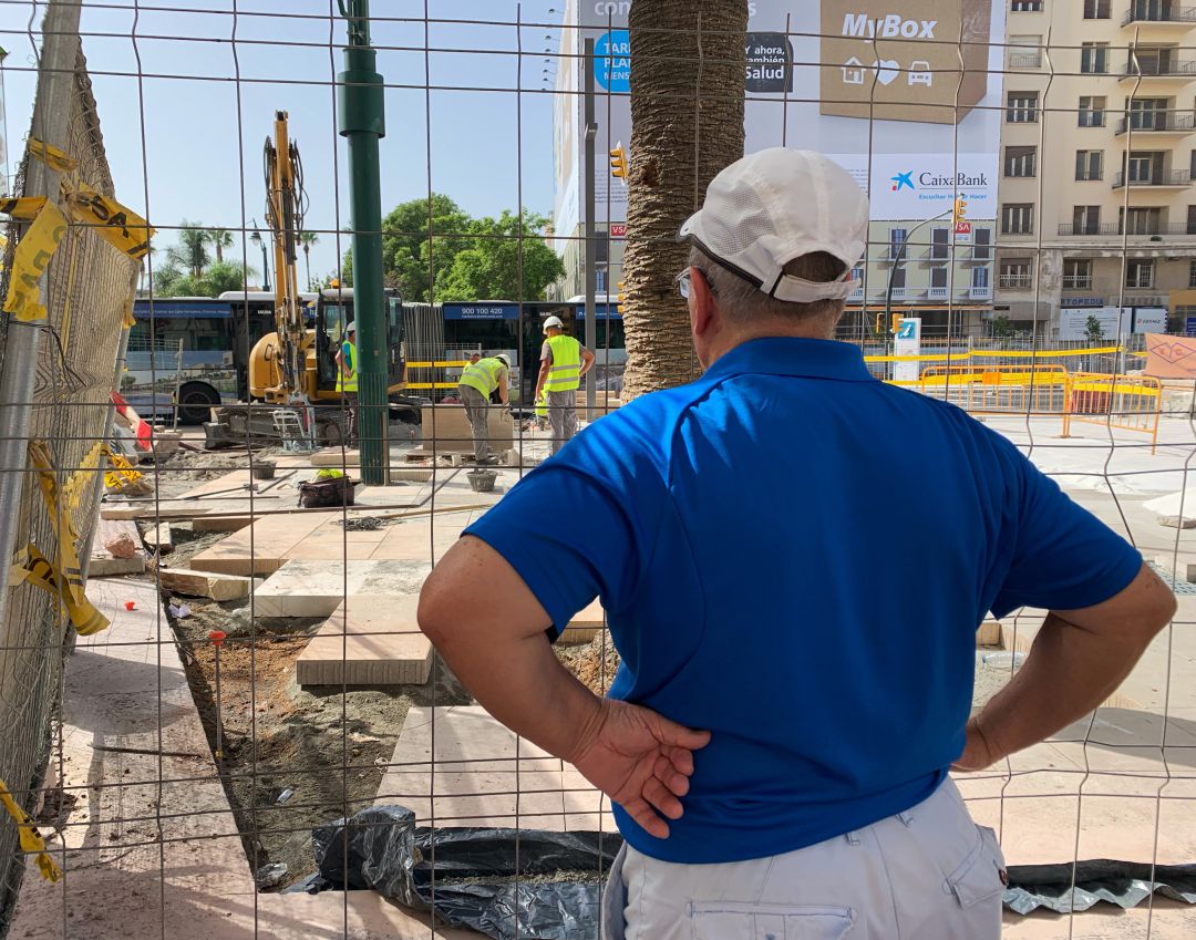 Un viandante observa los trabajos de peatonalización de la Alameda Principal. Un viandante observa los trabajos de peatonalización de la Alameda Principal.