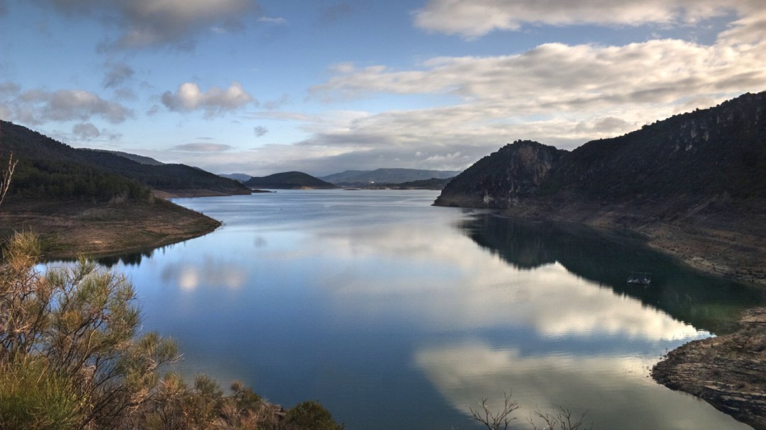 Vivir al lado de un embalse y no tener agua