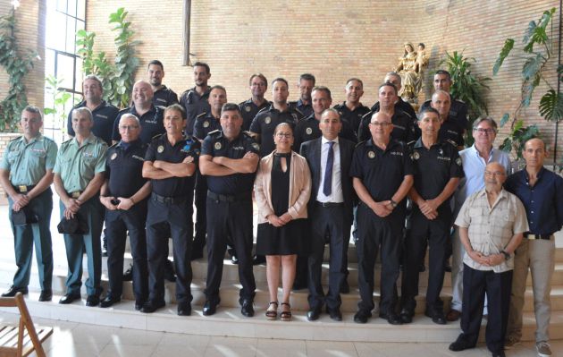 La alcaldesa de Punta Umbria, con agentes de policía con motivo de los Santos Ángeles Custodios. La alcaldesa de Punta Umbria, con agentes de policía con motivo de los Santos Ángeles Custodios.