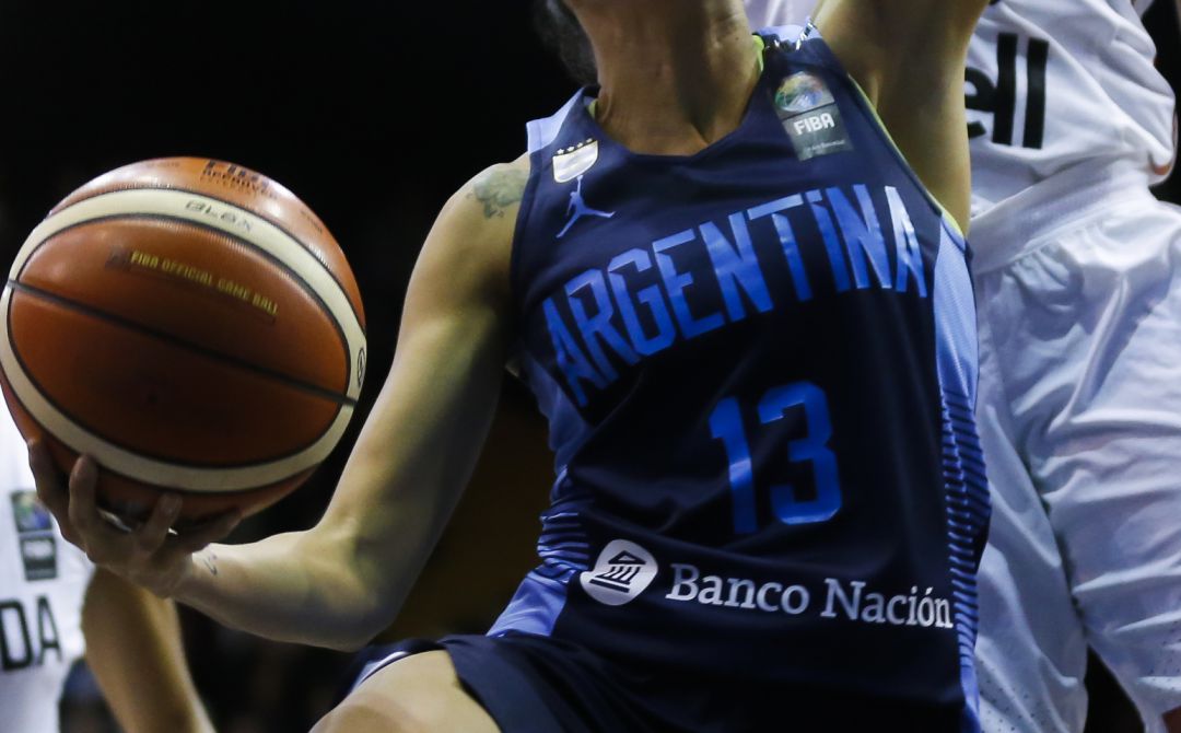 La camiseta que hace tambalear el baloncesto argentino: dimisiones, un campeonato perdido... La camiseta que hace tambalear el baloncesto argentino: dimisiones, un campeonato perdido...