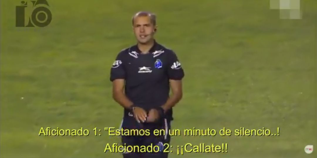 Imagen del momento en que dos aficionados reprochan al primero su inoportuno comentario Imagen del momento en que dos aficionados reprochan al primero su inoportuno comentario