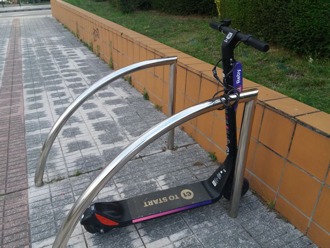 Patinete aparcado en las calles de Gijón Patinete aparcado en las calles de Gijón
