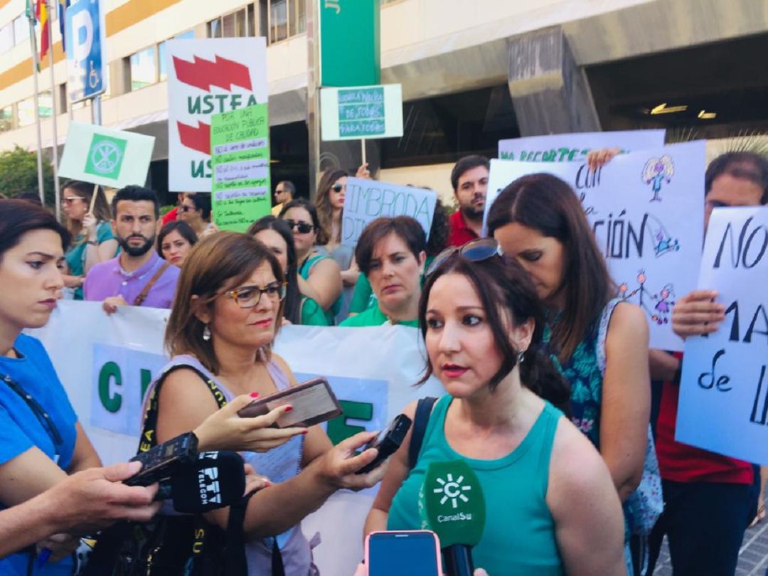 Una portavoz de los profesores interinos atiende a los medios durante la concentración Una portavoz de los profesores interinos atiende a los medios durante la concentración