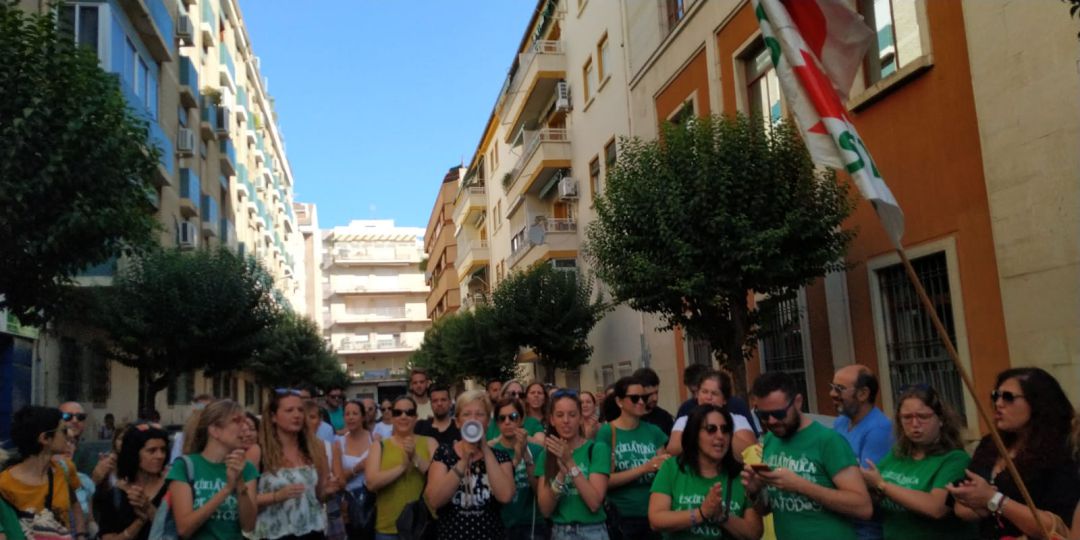 Interinos colapsaban la calle Martínez Montañés, donde se encuentra la sede la delegación de educación de la Junta. Interinos colapsaban la calle Martínez Montañés, donde se encuentra la sede la delegación de educación de la Junta.