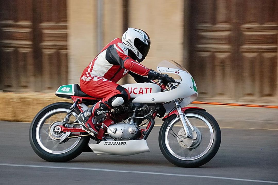 Moto Ducati participando en la carrera del Gran Premio de Velocidad de La Bañeza Moto Ducati participando en la carrera del Gran Premio de Velocidad de La Bañeza