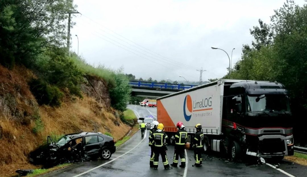 El accidente obligó a cortar la vía El accidente obligó a cortar la vía