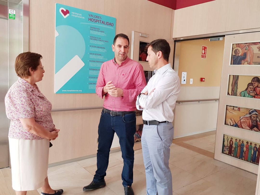 Mario Simón, Alcalde de Palencia, flanqueado por la Superiora y el Gerente de Hermanas Hospitalarias Mario Simón, Alcalde de Palencia, flanqueado por la Superiora y el Gerente de Hermanas Hospitalarias
