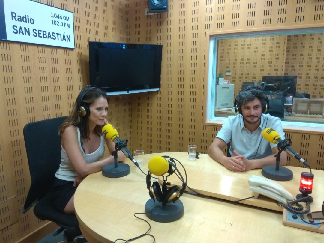 Elena Ballesteros y Antonio Pagudo, actores de `Perfectos Desconocidos´en los estudios de la CADENA SER en Gipuzkoa Elena Ballesteros y Antonio Pagudo, actores de `Perfectos Desconocidos´en los estudios de la CADENA SER en Gipuzkoa