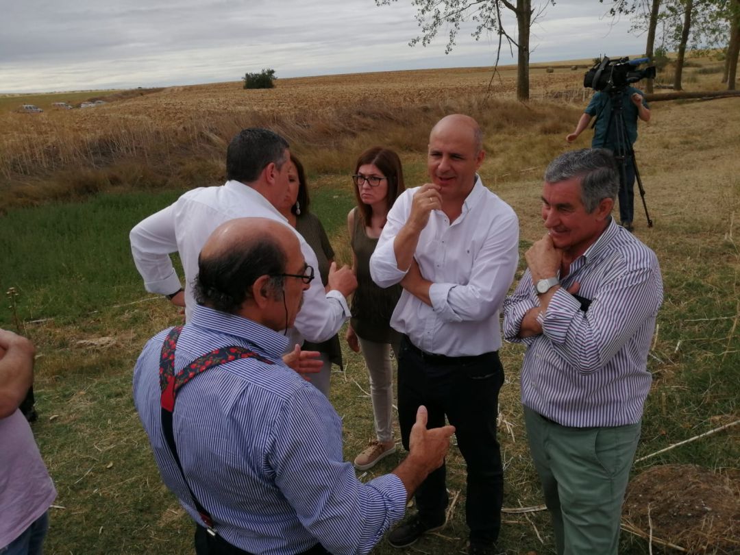El Consejero de Desarrollo Rural de la Junta de Castilla y León, Jorge Llorente, conversa con el alcalde de Castroverde de Campos, Ceclio Lera, El Consejero de Desarrollo Rural de la Junta de Castilla y León, Jorge Llorente, conversa con el alcalde de Castroverde de Campos, Ceclio Lera,